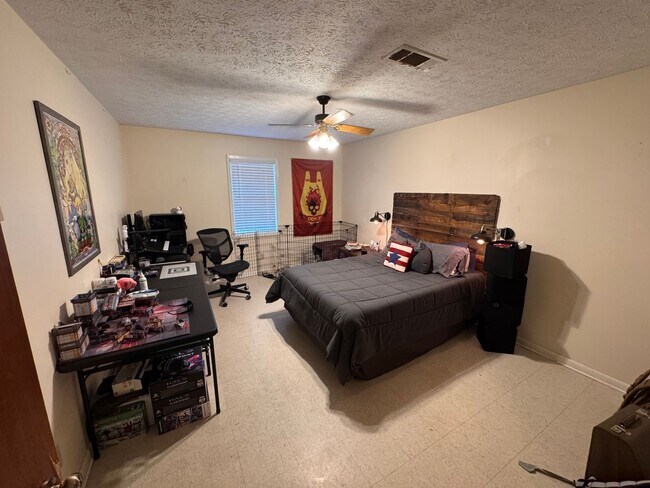 Building Photo - 5 BR 3 full BA House