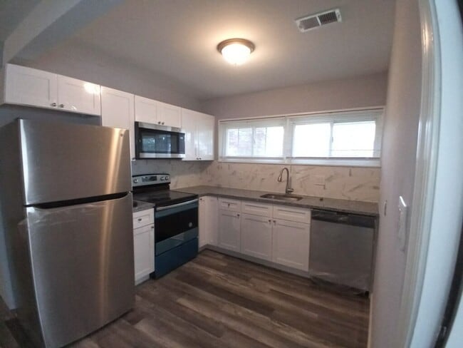 Building Photo - Beautiful renovated 4 beds 2 bath House in...