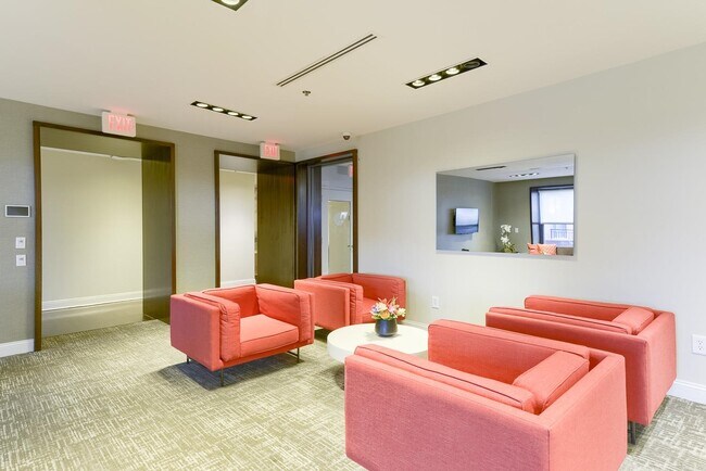 Building Photo - 102 Christopher Columbus Dr