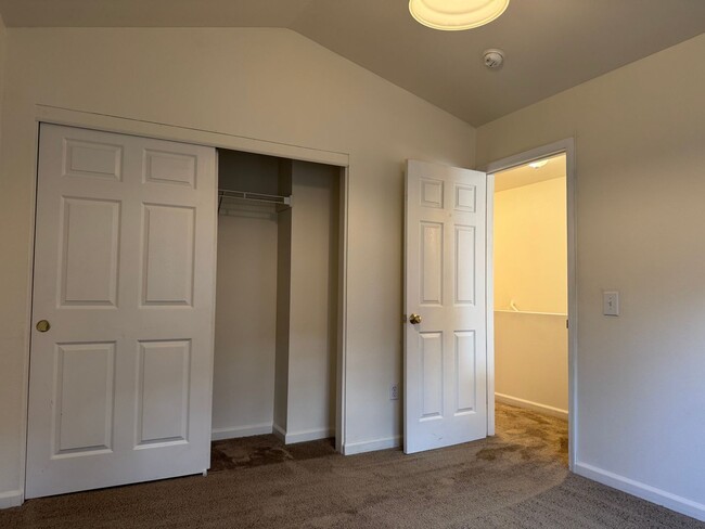 Building Photo - Charming 2 Bedroom 1.5 Bathroom Townhome w...