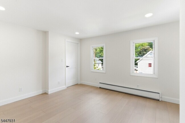 Building Photo - 475 Burnside St
