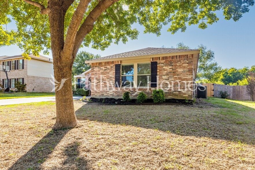 Building Photo - 1679 Chesterwood Dr