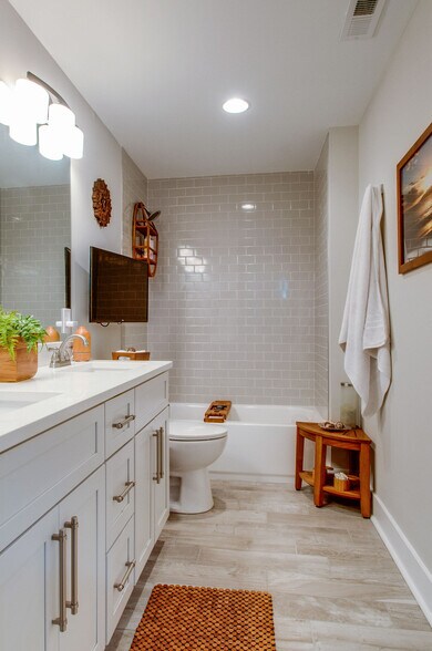 Building Photo - 2910 Davis Ave