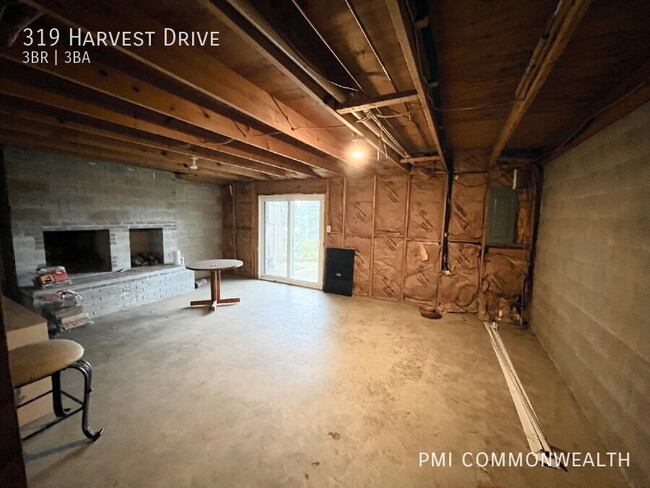 Building Photo - 319 Harvest Dr