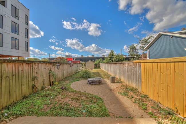 Building Photo - 1319B Pillow St