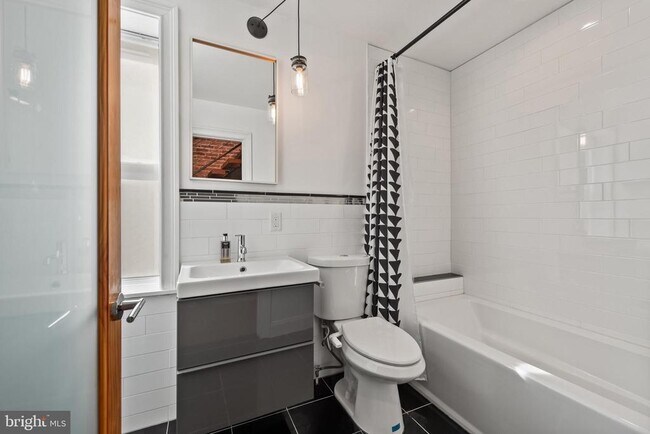 Building Photo - 412 E Lanvale St