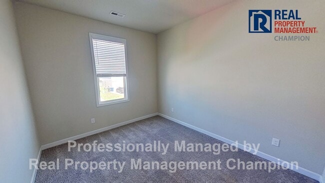 Building Photo - Beautiful Townhome with Open Floorplan and Covered Patio