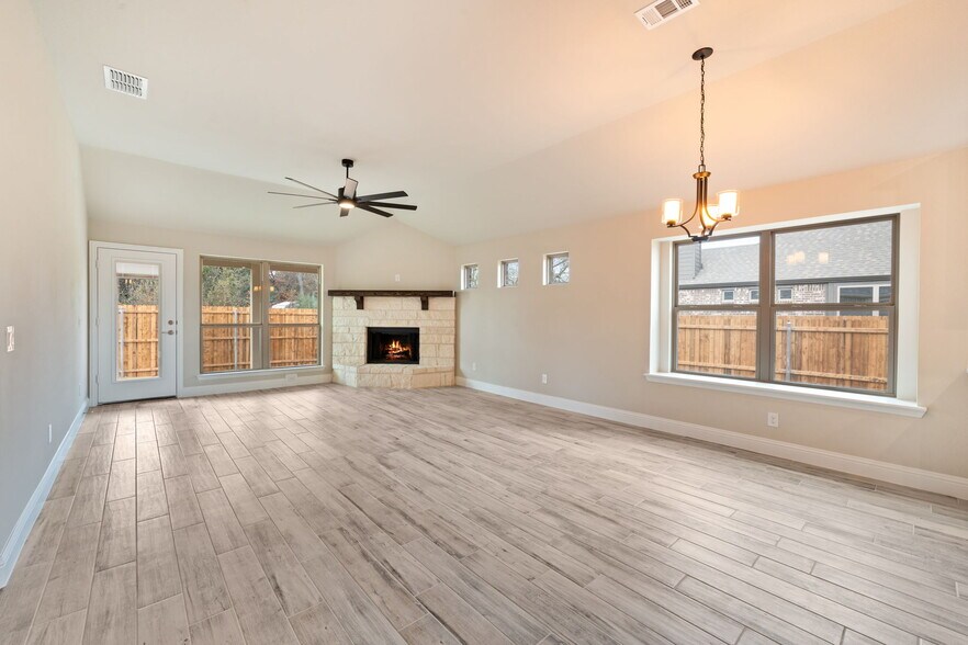 Building Photo - 612 Kyle Dr