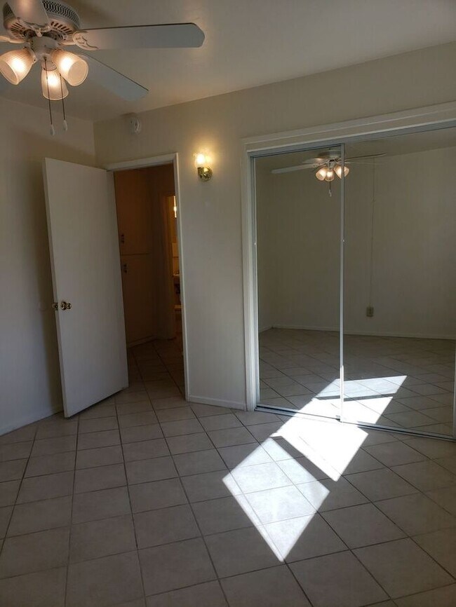 Building Photo - $1000 Move In Holiday Special!! La Mesa 2b...