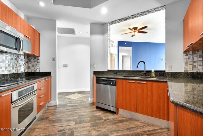 Building Photo - 231 Riverside Dr