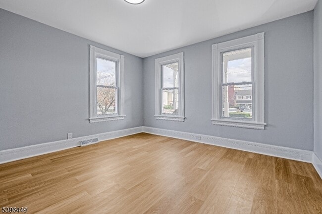 Building Photo - 8 Woodside Ave