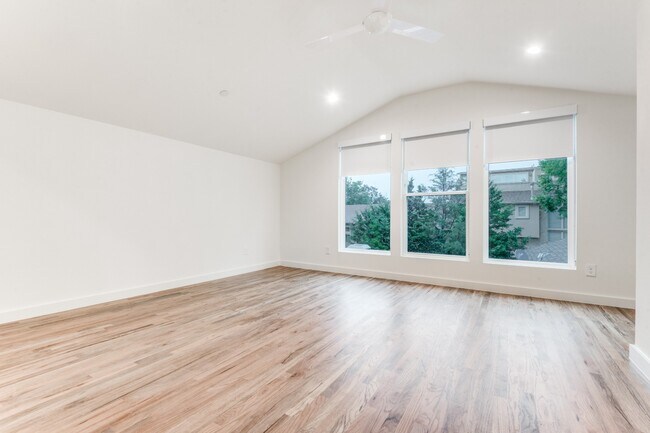 Building Photo - 3 bedroom Lakewood Townhome Walking Distance to Whole Foods and all of your favorites!