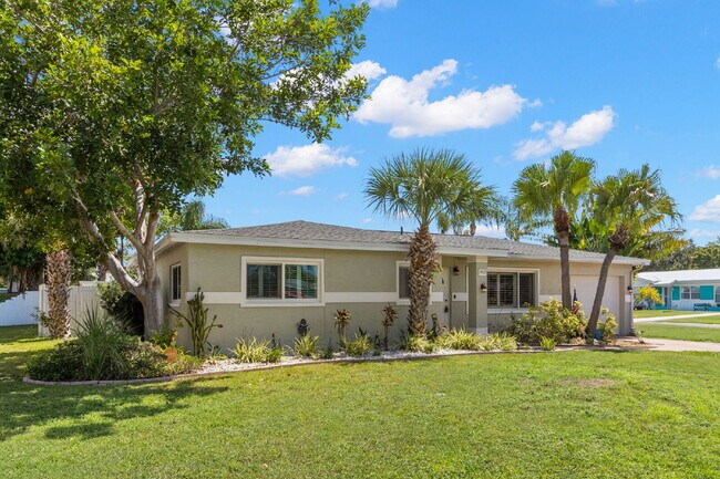 Building Photo - NEWLY RENOVATED Home For Rent in St Pete!