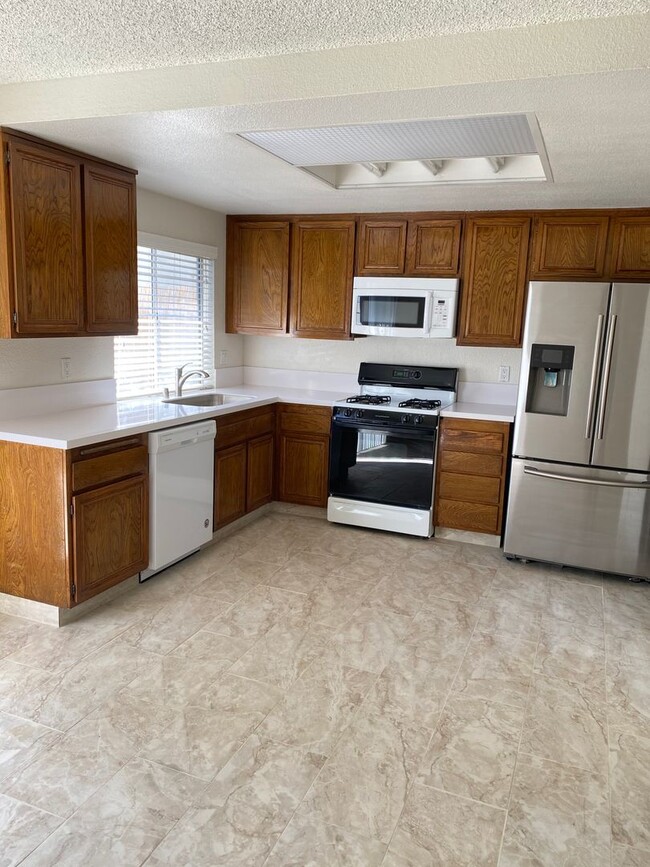 Building Photo - 3 bed, 2 1/2 bath two story townhome in Th...