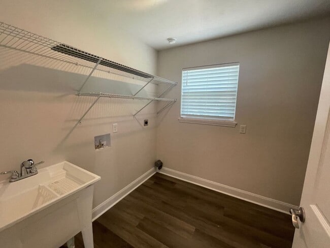 Building Photo - 3/2 in Turkey Creek!