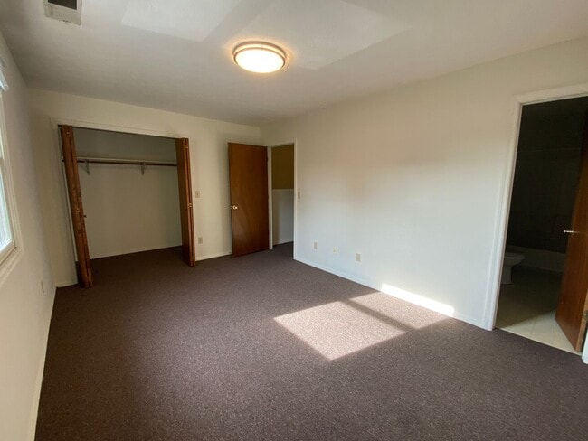 Building Photo - Northside Bloomington 3BR/2.5BA Townhome