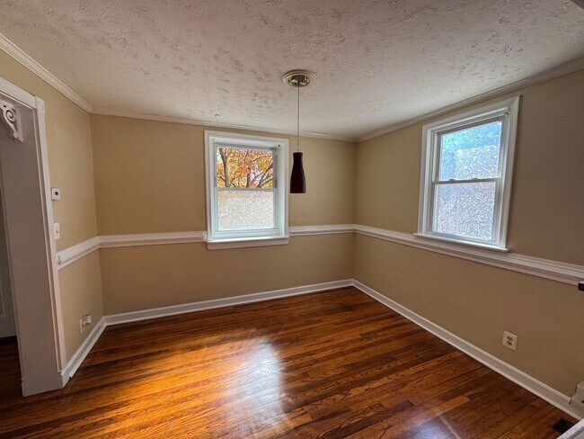 Building Photo - Welcome to 161 Riverview!