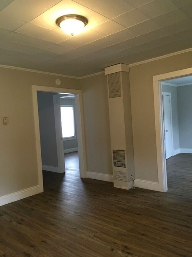 Building Photo - Cute 2 Bedroom Home with Hardwood Floors!