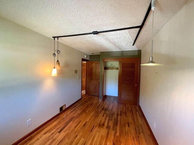 Building Photo - 3338 SW Marigold St