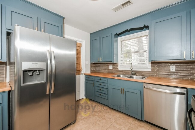 Building Photo - 3 Bedroom, 1 Bath Home in Castlewood of West Ashley