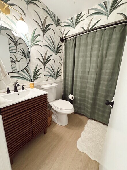Guest bathroom (Upstairs) - 2029 Eastwood Rd