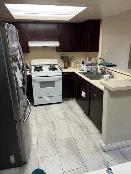 Building Photo - 2600 W Porter Ave