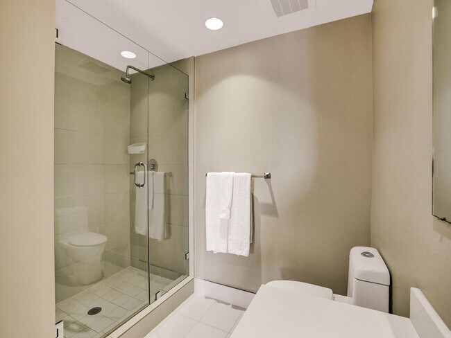 Building Photo - 2602 E Hallandale Beach Blvd