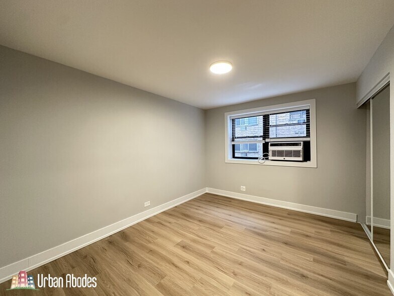 Building Photo - 533 W Aldine Ave