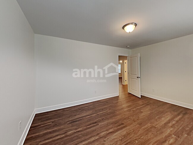 Building Photo - 4513 Tarpon Dr