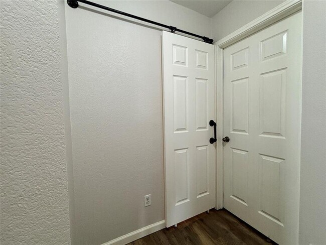 Building Photo - 1702 McDowell Bend