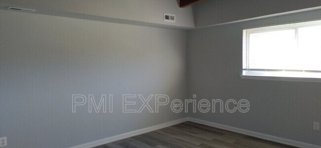 Building Photo - 7617 Fontainebleau Dr