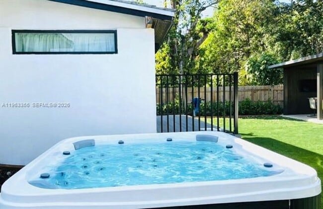 Building Photo - 231 NE 45th St