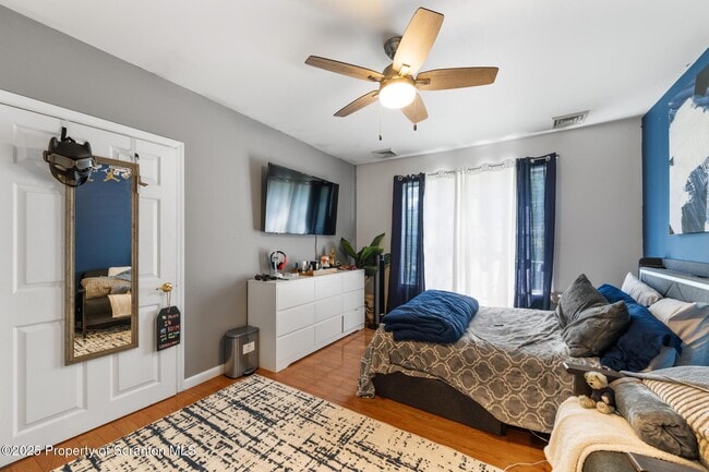 Building Photo - 32 Pine Tree Dr