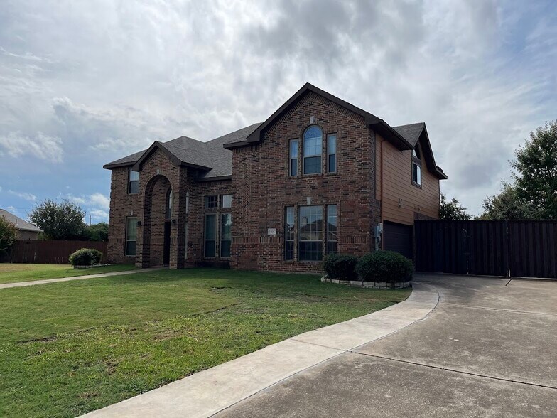 Building Photo - 104 Misty Glen Ln