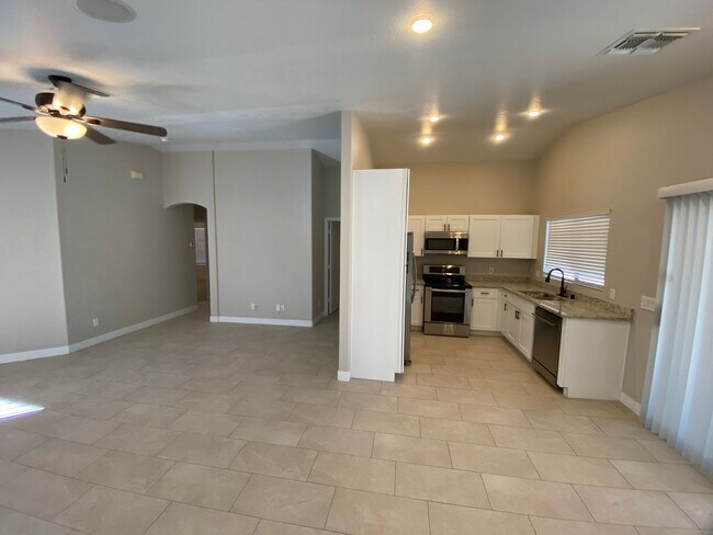 Building Photo - Renovated Super Sharp 3 bedroom, 2 bathroo...