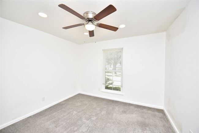 Building Photo - 2207 Woodglen Dr