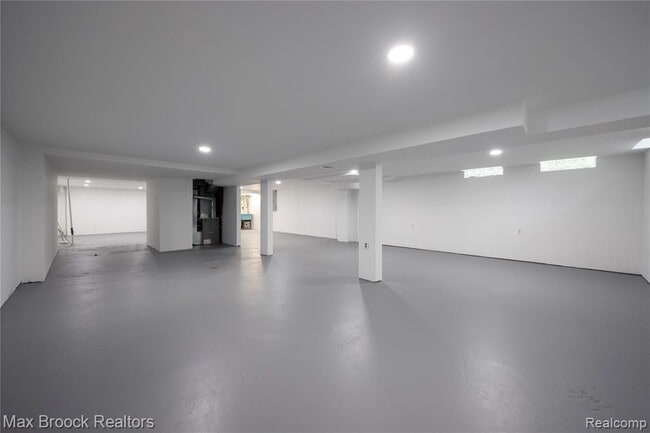 Building Photo - 6695 Lahser Rd