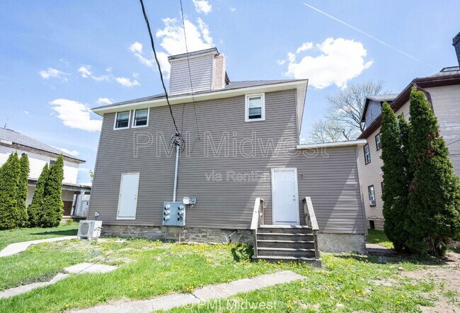 Building Photo - 611 N Main St