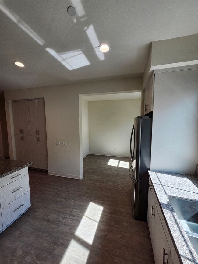Building Photo - Gorgeous Tri-level Townhouse 3 beds 3 1/2 ...