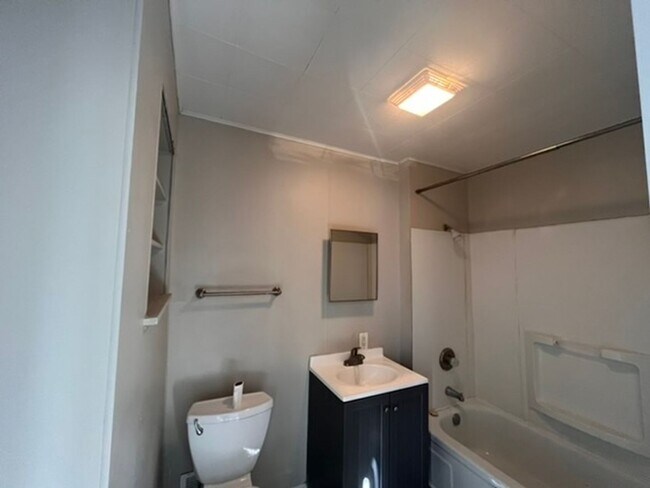 Building Photo - ET 805 W 15th St Dav