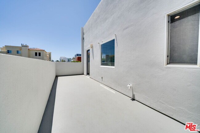 Building Photo - 1411 Cloverfield Blvd