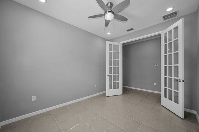 Building Photo - Large Spacious 2 bedroom 2 bath in Del Web