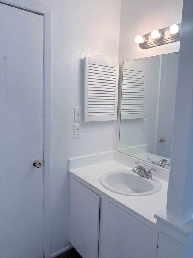 Building Photo - 3 bedroom / 2 bathroom - 1st floor condo