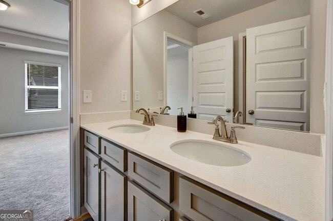 Building Photo - 297 Delta Dr