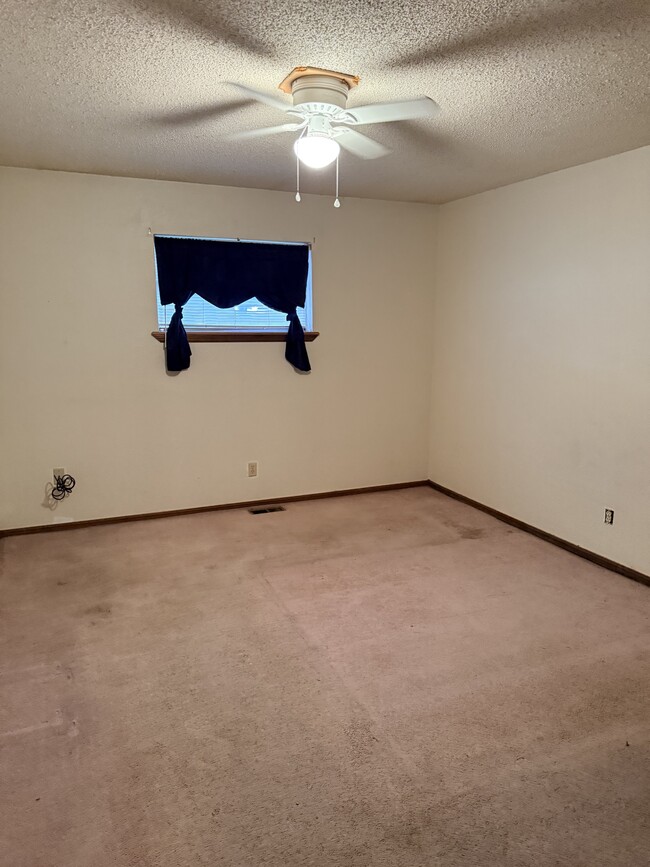 Building Photo - 2417 E Walnut Ave