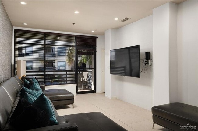 Building Photo - 26 Travis St