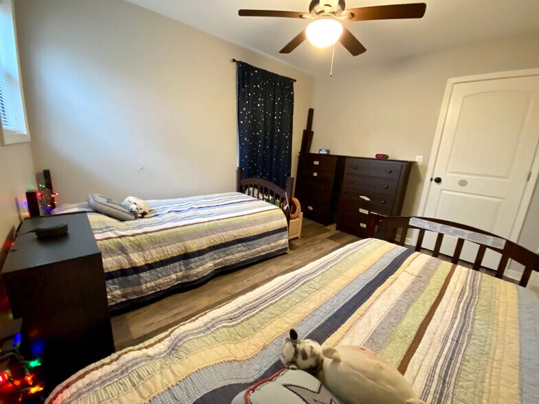 Building Photo - 1095 Mountain Springs Dr NW