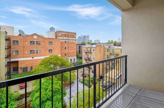 Building Photo - 476 Monmouth St
