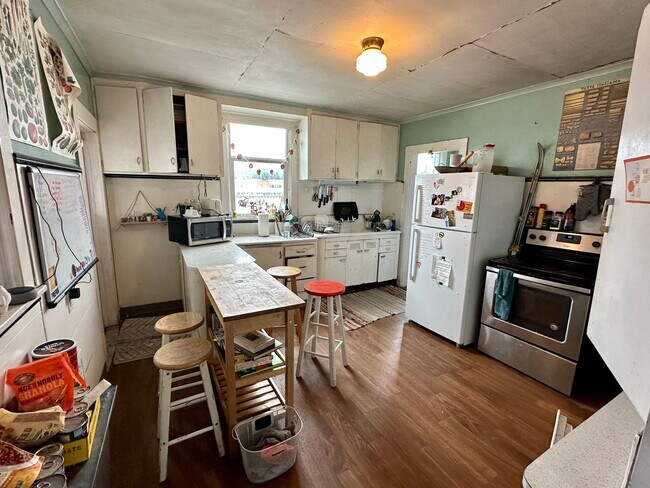 Building Photo - Spacious 7-Bed, 2-Bath Near Downtown Bellingham of Comfortable Living!