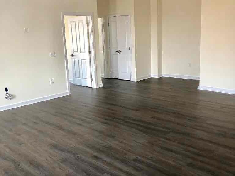 Building Photo - 320 Main St